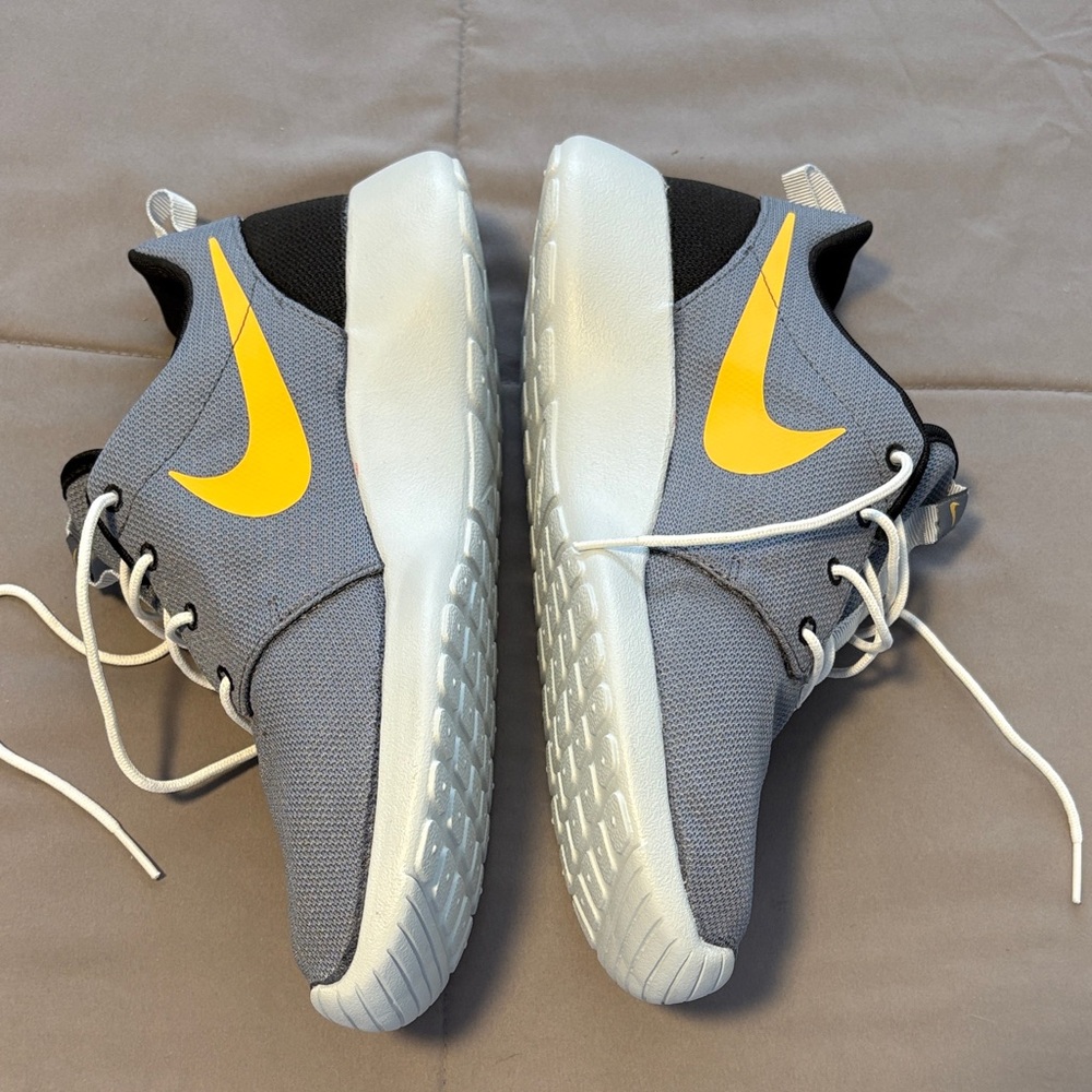 Nike - Picture 2 of 4